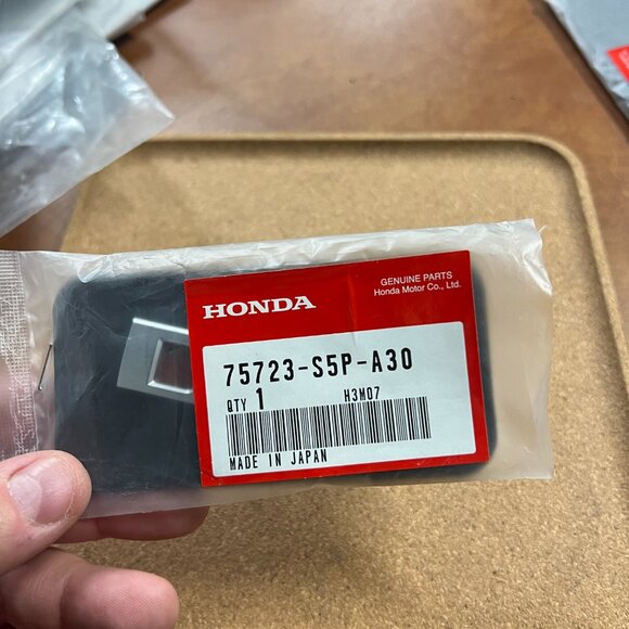 75723-S5P-A30 Honda Civic Coupe 2001-2005 Rear DX Emblem OEM - Picture 4 of 5